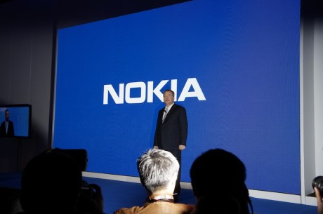 Nokias toppsjef Stephen Elop innledet pressemøtet med en peptalk.
