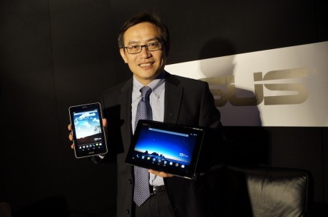 Benson Lin, som her fremviser FonePad og PadFone Infinity, afslører, at ASUS arbejder på en hybridmodel baseret på Windows Phone 8.