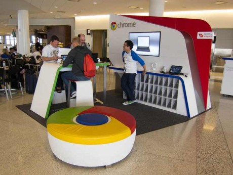 I samarbeid med Virgin har Google også hatt små flyplass-kiosker. Her er en i San Francisco.