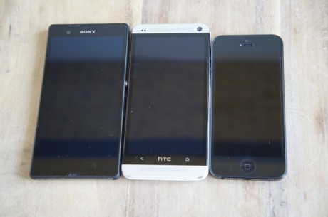 Her er HTC One i midten. Til venstre ser vi Sony Xperia Z, mens iPhone 5 ligner en lillebror til høyre.