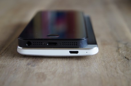 Her ser vi iPhone 5 og HTC One i øm omfavnelse.