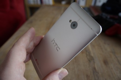 HTC One er så lækker at røre ved, at man næsten ikke kan give slip på den.