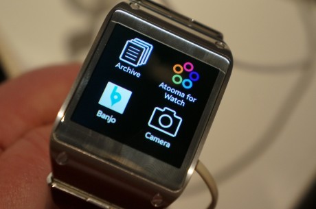Galaxy Gear har en rekke apps og funksjoner som betjens med touch-skjermen.