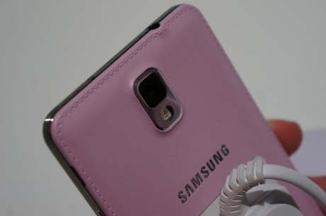 Galaxy Note 3 kommer i svart, hvitt og..... rosa! Skinnbekledningen på baksiden er vi dog glade for.
