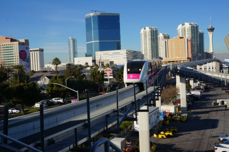 Velkommen til Las Vegas. Vi kører til messeområdet med monorail.