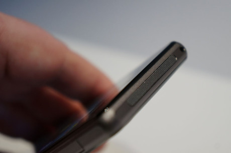 Sony Xperia Z1 Compact har stort set alle specifikationer samt vandtæthed og design til fælles med Xperia Z1. Her ses den interne højttaler, som nu sidder i bunden af telefonen. På den første Xperia Z sad højttaleren på siden.
