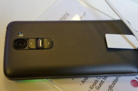 På bagsiden har LG G2 Mini samme Rear Key-design som topmodellen LG G2.