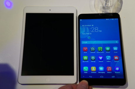 Med en skjerm på 7,9" virker ikke iPad mini mye større enn Huawei MediaPad X1 på papiret, men når de to legges side om side, blir forskjellen tydeligere.