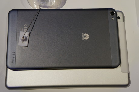 I likhet med iPad mini er Huawei MediaPad X1 til dels laget av aluminium. Men selv om Huawei-produktet også befinner sig i premiumklassen er prisforskjellen til å ta og føle på. Cirka 3.000 kroner vil MediaPad X1 med 4G/LTE og 16 GB lagring koste. En tilsvarende iPad mini Retina koster cirka 4.000 kroner.