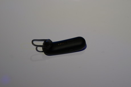 Det lille Bluetooth headset vejer blot 9,4 gram og sidder indbygget i armbåndet, men kan tages ud og sættes på øret.
