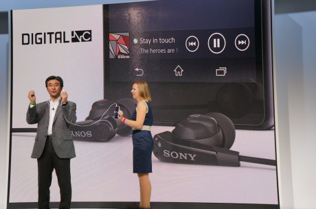 Både Xperia Z2 og Xperia Z2 Tablet kommer med støyreduserende in-ear ørepropper.