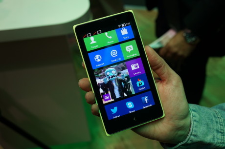 Den noget større Nokia XL kommer med 5" IPS-skærm.