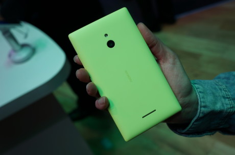Nokia X-mobilerne kommer i flere farver. Her er det XL-modellen i skrig-gul!