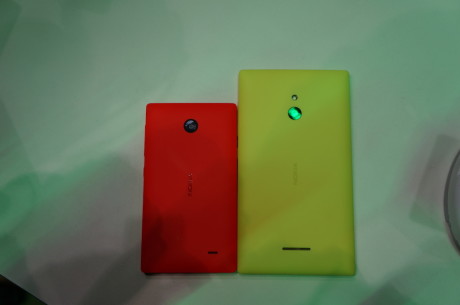 Her Nokia X til venstre og Nokia XL til højre. Størrelsesforskellen er tydelig.