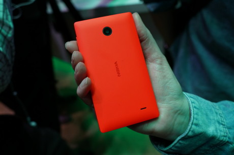 Og her er det Nokia X i jordbær-rød.