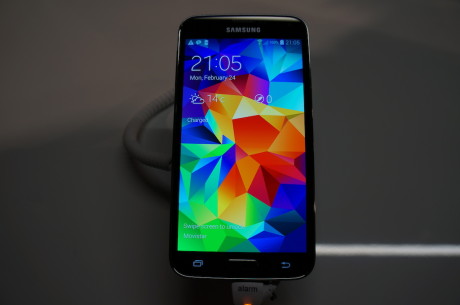 Væk er det organiske naturkoncept, som Samsung lancerede med Galaxy S III. S5'eren skal give mindelser om skinnende krystaller, og det nye koncept går igen på låseskærmen.