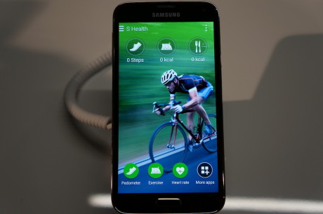 Den nye version af S Health kan blandt andet arbejde sammen med Samsungs Galaxy Gear-produkter - såsom Gear Fit, der er Samsungs bud på et smart armbånd.