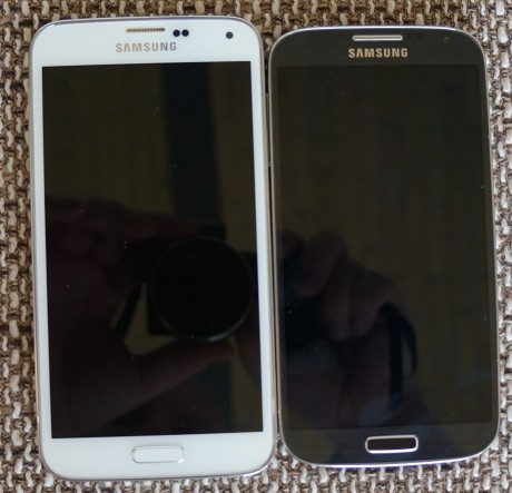 Galaxy S5 (til venstre) side om side med Galaxy S4 (til højre).
