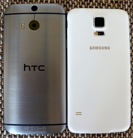 HTC One M8 (til venstre) ved siden av Samsung Galaxy S5 til høyre. Forskjellen i byggekvalitet kan ses med det blotte øye.