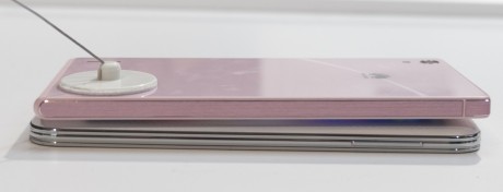 Huawei Ascend P7 er med sine 6,5 mm en del tynnere enn Samsung Galaxy S5.
