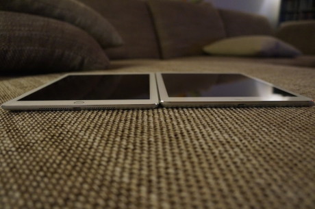 iPad Air 2 (til venstre) er med sine 6,1 mm en del slankere enn forgjengeren (til høyre), som måler “hele” 7,5 mm i tykkelsen.