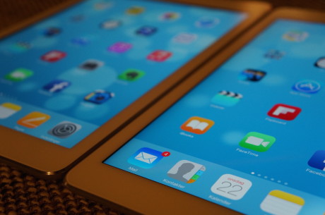 iPad Air 2 (til høyre) kommer med en fullt laminert skjerm, som bringer skjermbildet tettere på brukeren.