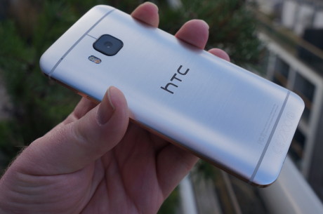 På bagsiden af HTC One M9 sidder et 20 megapixel kamera med en linse af safirglas. Ved siden af linsen ses Dual Color Flash, som giver billeder med en mere naturtro belysning.