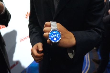 Huawei Watch skal ligne et klassisk ur som meget som muligt. Derfor er det rundt, og derfor passer det med almindelige urlænker og -remme.