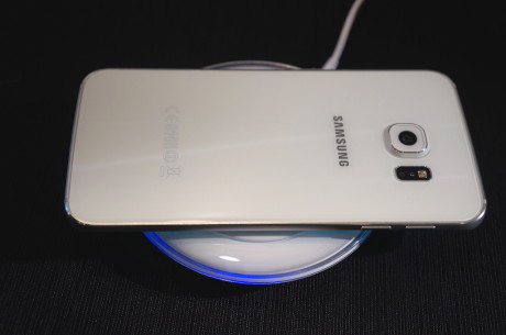 På baksiden av begge modeller sitter et kamera med 16 MP samt en infrarød sensor, som hjelper med innstillingen av hvitbalanse. Hjerterytmemåleren som Samsung introduserte på forgjengeren er derimot borte.