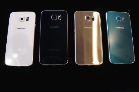 Samsung-mobilene fås i perlehvit, safirsort, topasblå (kun Galaxy S6), platinagul og til slutt smaragdgrønn (kun Galaxy S6 edge), som er avbildet. 