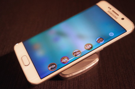 Den såkaldte people stream på Samsung Galaxy S6 edge gir VIP-plassering til 5 favorittkontakter, som blir tildelt hver sin farge.