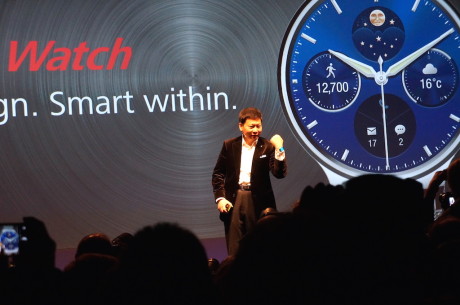 Richard Yu fra Huawei præsenterer Huawei Watch på Mobile World Congress i Barcelona.