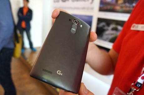 Her er det LG G4 med "keramisk" plastcover i fargen Metallic Grey.