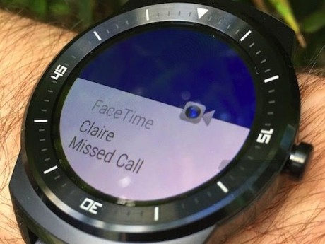 Smart-ur med Android Wear, der modtager notifikation fra Apples Facetime (Foto: The Verge)