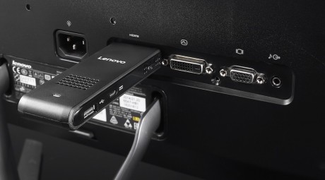 Mini-computeren kobles til dit tv eller en monitor via HDMI.