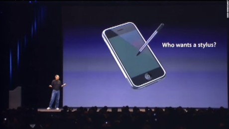 "Who wants a stylus?" spurte Steve Jobs ved iPhone-lanseringen i 2007. Nå ser det ut til, at Apple gjerne vil ha en stylus likevel! Foto: Apple