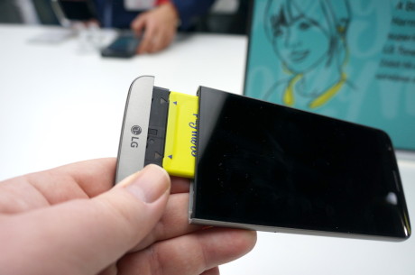 Så enkelt er det å bytte batteriet i LG G5. Foto: Peter Gotschalk