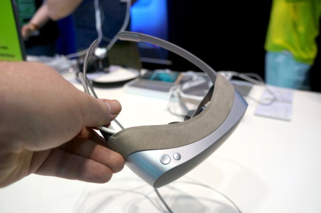 360 VR kobles til LG G5 via en kabel og er derfor både mindre og lettere enn andre VR-headset vi har sett. Vårt førsteinntrykket var imidlertid at bildet er ganske ullent og uskarpt bilde. Kanskje var det bare de andre journalistenes fingeravtrykk som ødela fornøyelsen. Foto: Peter Gotschalk