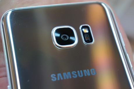 På både Galaxy S7 og S7 edge er linsen blevet filet lidt ned, så den ikke stikker helt så meget ud fra bagsiden. Foto: Peter Gotschalk