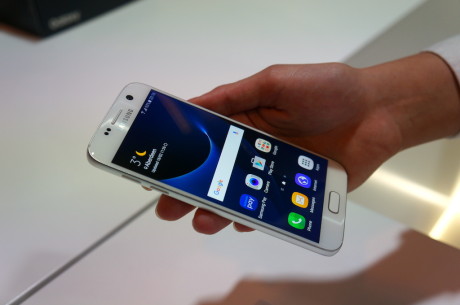 Den nye Galaxy S7 ligner VIRKELIG sidste års model på en prik. S7 edge har i det mindste fået større skærm. Foto: Peter Gotschalk