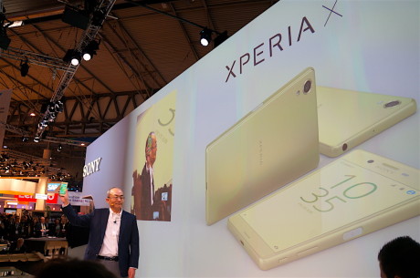 Hiroki Totoki, adm. Direktør i Sony Mobile, presenterer Sony Xperia X på Mobile World Congress. Foto: Peter Gotschalk