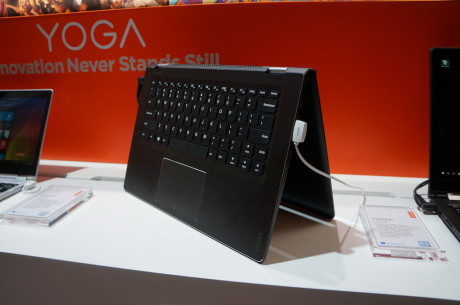 Selv den store Yoga 510 kan vendes helt på vrangen. Foto: Peter Gotschalk