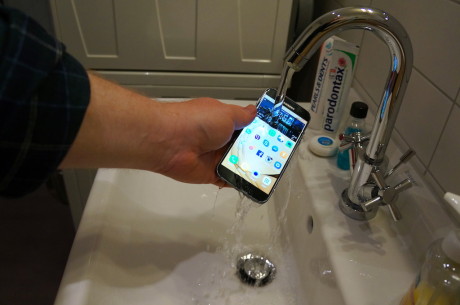 Ja, Samsung Galaxy S7 er vandtæt. Vi har skam tjekket. Se også video længere nede i artiklen. Foto: Peter Gotschalk