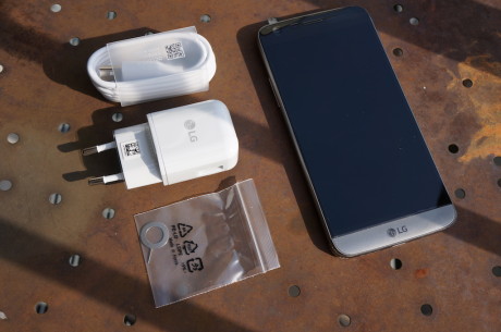 Pakken indeholder blot stift til slæden SIM- og hukommelseskort, kabel og så Qualcomm Quick Charge 3.0, der lader LG G5 op til fire gange hurtigere end tidligere LG-mobiler. Foto: Peter Gotschalk, Lyd & Billede