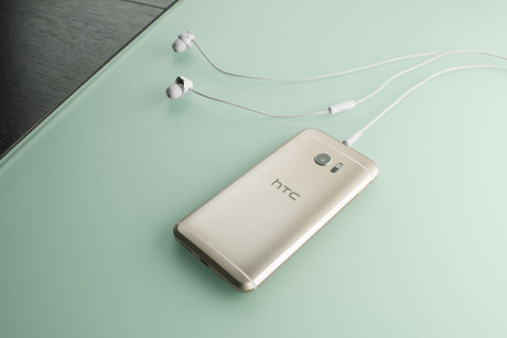 Lydkvaliteten er fremragende, og sammen med HTC 10 følger et sæt ørepropper, som faktisk lyder ret godt. Foto: HTC