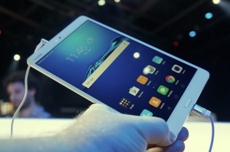 Huawei MediaPad M3 med 8,4" skærm har 2K-opløsning. Foto: Peter Gotschalk, Lyd & Billede