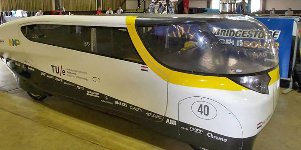 Kører om kap på en tankfuld solskin