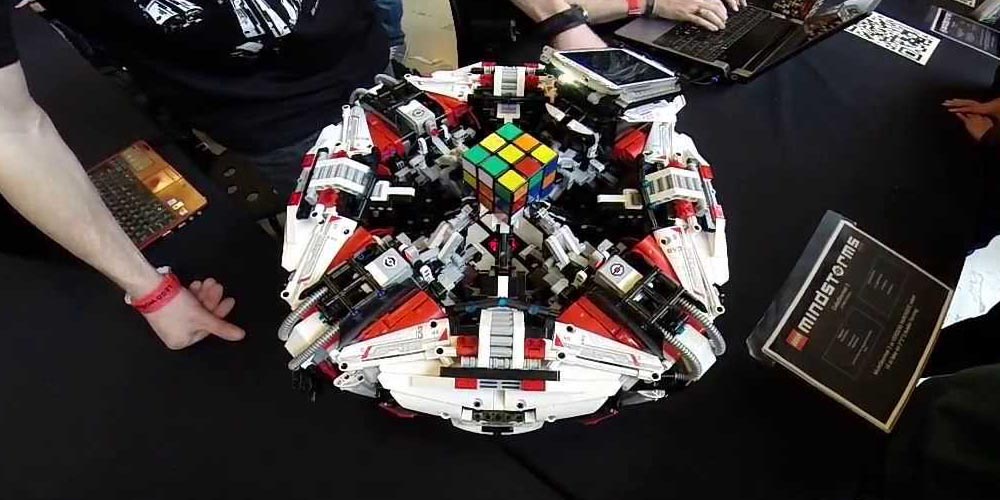 Lego-robot løser Rubiks terning på 3 sekunder