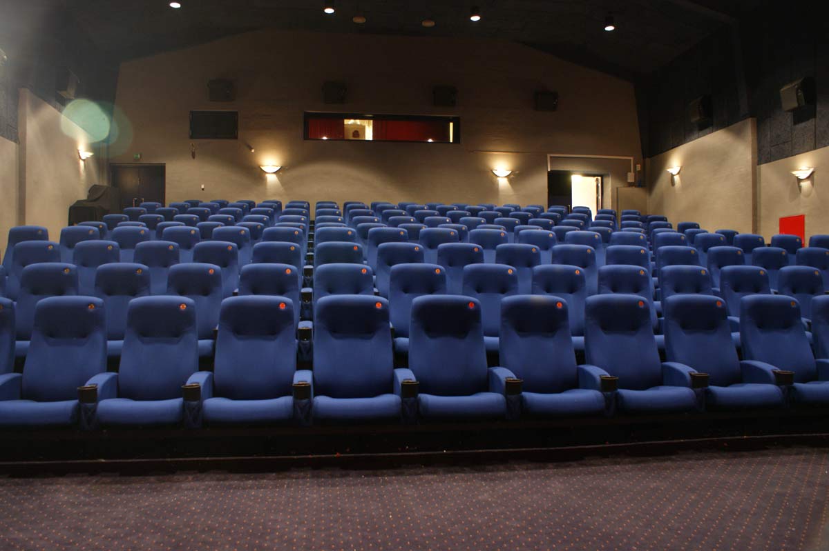Klovborg Kino består af tre sale. Den største har plads til 160 gæster. 