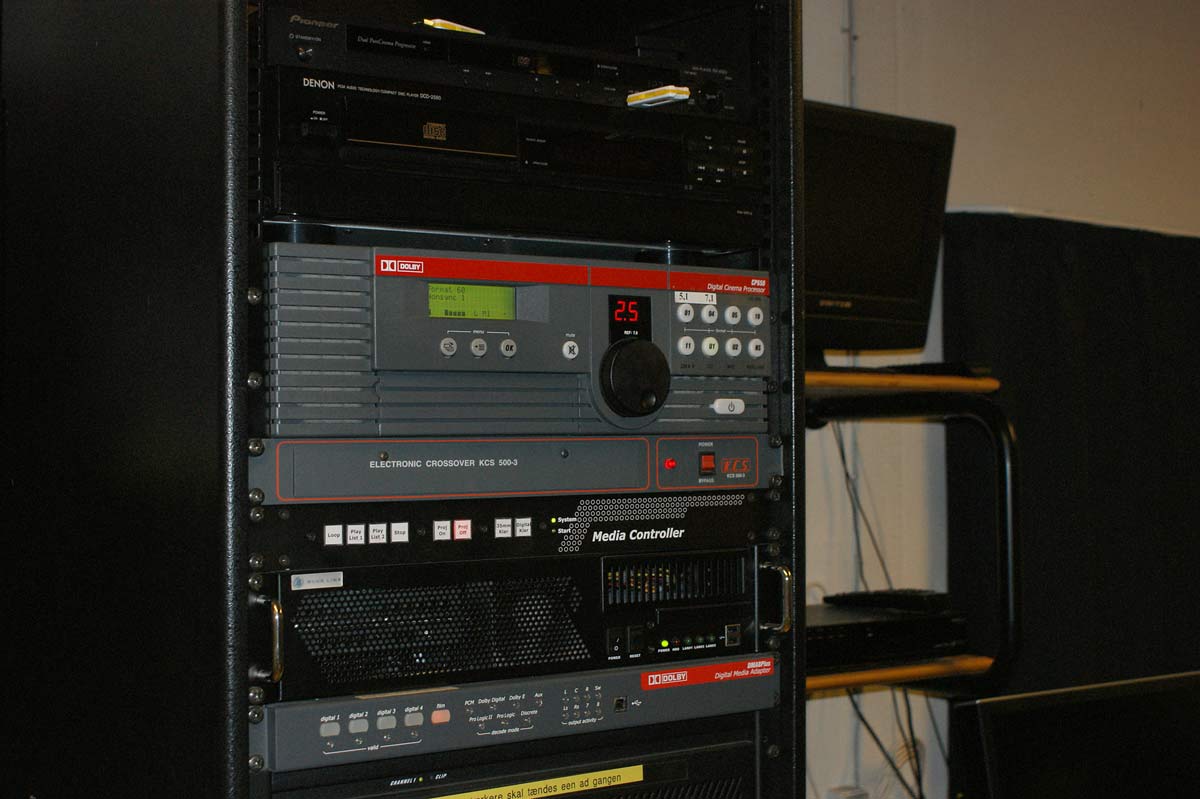 Lyden behandles i en professionel Dolby CP650 processor. Under processoren ses det elektroniske delefilter til frontkanalerne. 